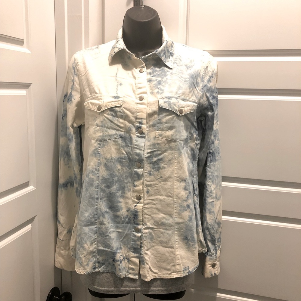 💖 EUC Daytrip top, size medium, blue & cream tie-dye w/ silver snap closures